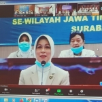 Siti Rochani Herri Swantoro, Ketua Dharma Yukti Karini Jawa Timur saat memberikan arahan dan tatap muka secara virtual, Selasa (23/6/2020).