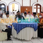 Dari kanan: Wakil bupati, Stafsus Presiden, Bupati, Ketua MUI saat hadir di silaturahim ulama konsolidasi kebangsaan di Gresik. Foto: SYUHUD/BANGSAONLINE