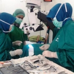 Tim medis melakukan operasi katarak seorang warga Jombang. Operasi dilakukan kerja sama Koarmada II dengan RSUD Jombang.