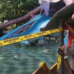 Polisi memasang garis polisi di Kolam Renang Wisata Bajak Laut, tempat 2 bocah tenggelam. foto: ist. 