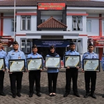 Para petugas Lapas Pemuda Madiun yang mendapat penghargaan dari Kakanwil Kemenkumham Jatim, Zaeroji.