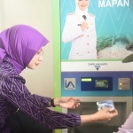 Wali Kota Kediri saat meninjau langsung penyaluran bantuan kepada masyarakat melalui ATM Beras. Foto: Ist
