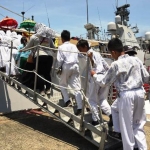 Kapal perang yang sandar di Balikpapan diserbu para pelajar.