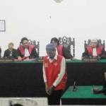 Terdakwa Joko Rukriyono, usai meminta pertimbangan banding kepada penasehat hukum dalam persidangan. foto: NANANG ICHWAN/ BANGSAONLINE