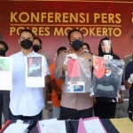Kapolres Mojokerto, AKBP Apip Ginanjar, saat menggelar konferensi pers terkait pengeroyokan siswa SMP hingga tewas.