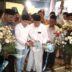 Gus Barra didampingi Wakil Ketua DPRD Kab. Mojokerto saat menggunting pita peresmian Masjid Al Huda