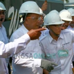Menristekdikti Muhammad Nasir saat melihat proses penarikan kapal dengan rubber airbag di galangan PT. Marina Indonesia Shipyard. foto: SYUHUD/ BANGSAONLINE