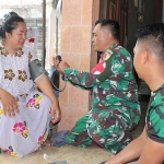 Satgas TMMD Sidoarjo saat menggelar pengobatan gratis untuk warga di Desa Kedondong, Kecamatan Tulangan.