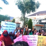 Warga Desa Tambakrejo, Duduksampeyan, saat menggelar demo di Mapolres Gresik. Foto: SYUHUD/BANGSAONLINE
