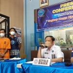Kepala BNNK Nganjuk, AKBP Bambang Sugiharto, saat konferensi pers ungkap kasus jaringan Narkotika Luar Negeri. Foto: BAMBANG DWI JULIANTO/ BANGSAONLINE