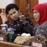 Gubernur Jatim, Khofifah Indar Parawansa saat memimpin Rapat Terbatas (Ratas) yang juga dihadiri Wagub Emil Dardak. Ratas itu membahas tentang peningkatan Indeks Pembangunan Manusia (IPM) di Gedung Negara Grahadi, Surabaya. foto: ist