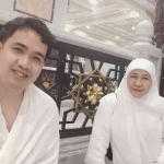Gubernur Jawa Timur bersama putranya Ali Mannagalli Parawansa dan Muhammad Ghofirin, Sekjen OPOP, di Makkah. Foto: ist