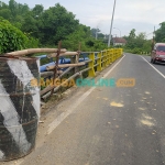 Bambu yang mengganti pagar pembatas jembatan provinsi di Kecamatan Kedungdung, Sampang. Foto: MUTAMMIM/BANGSAONLINE
