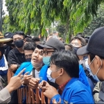 Kapolres Kediri Kota AKBP Miko Indrayana saat berdialog dengan mahasiswa. foto: MUJI HARJITA/BANGSAONLINE