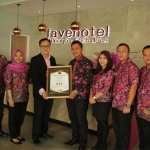 PT. Chesna memberikan sertifikat hotel bintang 3 ke manajemen favehotel Sidoarjo.