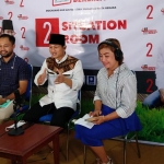 Donald Fariz (kiri) dan Moch Nur Arifin (tengah) saat berada di Posko Pemenangan Ipin-Syah, Jl. Wachid Hasyim Trenggalek.