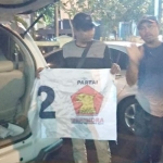 Mobil Kijang Innova yang diamankan petugas dalam penangkapan kader Partai Gerindra di Lamongan. Mobil itu mengangkut uang Rp 1 miliar dan sejumlah atribut partai.