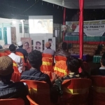 Reses Anggota DPRD Jatim, Deni Prasetya di Dusun Gebang Langkap, Desa Panti, Jember diwarnai pemutaran Film Sang Kiai. foto: istimewa