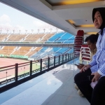 Wali Kota Risma saat berada di Stadion Gelora Bung Tomo.
