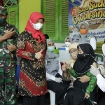 Wakil Bupati Sumenep, Dewi Khalifah, saat meninjau vaksinasi Covid-19 untuk anak-anak usia 6-11 tahun di SDN Marengan Daya I.