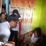 Gus Ipul saat berdialog dengan keluarga korban banjir di Jombang.