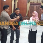 Pimpinan DPRD Gresik beserta anggota saat memberi kejutan kepada Mujid Riduan di ulang tahun yang ke-52 tahun. Foto: SYUHUD/BANGSAONLINE