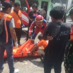 Petugas saat mengevakuasi jenazah yang membusuk di Karangpilang, Surabaya.
