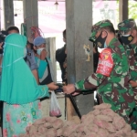 Danrem 082/CPYJ Kolonel Inf. M. Dariyanto saat memberikan masker kepada warga di Pasar Ikan Lamongan. (foto: ist)