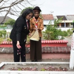 Pj. Wali Kota Kediri Zanariah saat berziarah dan tabur bunga di Taman Makam Pahlawan. Foto: Ist. 
