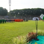 Dirut PG Dwi Satriyo Annurogo (kanan) memimpin Upacara Peringatan Bulan K3 Nasional 2024 di Stadion Petrokimia Gresik.