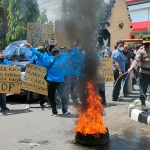 Puluhan aktivis LSM yang tergabung dalam Aliansi Peduli Kemanusiaan Kediri saat menggelar aksi demo di depan Kantor DPRD Kota Kediri. Aksi itu diwarnai bakar ban bekas. foto: MUJI HARJITA/ BANGSAONLINE