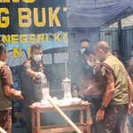 Pemusnahan barang bukti mulai dari narkotika hingga rokok ilegal yang dilakukan Kejari Kota Malang.
