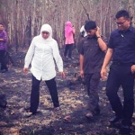 Khofifah Indar Parawansa saat masih menjabat Menteri Sosial RI mengujungi lahan terbakar di Jambi. foto: istimewa
