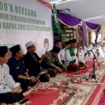 Dr KH Asep Saifuddin Chalim, MA saat memimpin istighotsah di kediaman Umi Nadhiroh, Sekretaris PAC Muslimat NU Sukolilo Surabaya. foto: istimewa