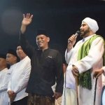 Wali Kota Kediri, Abdullah Abu Bakar, saat melambaikan tangan kepada Syekhermania. Foto: Ist