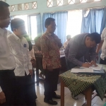 Penandatangan dokumen pengukuhan pengurus DPC Perpadi Bangkalan oleh Hendra Tan, Ketua DPD Perpadi Jatim.