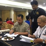 Saksi dari Calon DPD RI No. 22 La Nyalla bersama Ketua KPU Jatim, Choirul Anam menandatangani berita acara rekapitulasi suara di hotel Singgasana, Surabaya. foto: ist