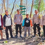 Kapolsek Tlanakan AKP Achmad Supriyadi bersama petugas Perhutani saat melakukan patroli di hutan. 