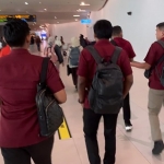 Petugas Kantor Imigrasi Kediri saat mengawal pendeportasian WN Turki. Foto: Ist.