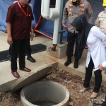 Bupati Mojokerto Ikfina Fahmawati ketika meninjau pembangunan sumur resapan di Ngoro Industri. Foto: YUDI EP/ BANGSAONLINE
