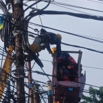 Proses evakuasi Agus, teknisi PLN yang tersengat listrik tegangan tinggi di jalan Sumatera