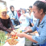 Calon Gubernur Jawa Timur nomor urut 2, Khofifah Indar Parawansa, saat menyapa salah satu pedagang.