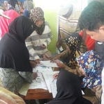 Ratusan warga saat membayar Pendaftaran Tanah Sistematis Lengkap (PTSL) atau Prona di balai Desa Babakan Kecamatan Padang. Mereka mengeluh dipungut hingga jutaan rupiah.