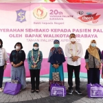 Wali kota Eri Cahyadi foto bersama usai membagikan sembako kepada pasien di peringatan 20 tahun Yayasan Paliatif Surabaya.