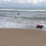 Motor korban yang ambruk di tepi pantai sebelum dievakuasi petugas.