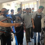 Para peserta pelatihan servis sepeda di Pantjal Bike Shop and Service Studio Kediri. Foto: Ist