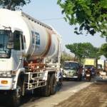 MACET. Suasana macet akibat pelebaran jalan di Kecamatan Bancar. foto : suwandi/bangsaonline
