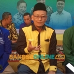 Ahmad Nurhamim (tengah) bersama Ketua DPD PAN Gresik Faqih Usman (kiri) dan Ketua DPC PPP Gresik Khoirul Huda (kanan) ketika memberikan keterangan pers. Foto: SYUHUD/ BANGSAONLINE