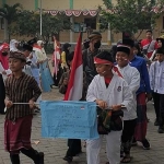 Siswa MI Bahrul Ulum Sidoarjo saat mengikuti giat jalan sehat.