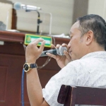 Salah satu saksi kasus korupsi Bupati Bangkalan saat memberi pemaparan di Pengadilan Tipikor Surabaya.